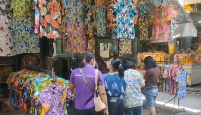 สระบุรีพ่อค้าแม่ ร้านขายเสื้อลายดอกวันสงกรานต์ ปีนี้ครึกครี้นต่างนำเสื้อออกมาวางขาย  ประชาชนต่างเลือกชื้อ - ทอล์คนิวส์ ออนไลน์