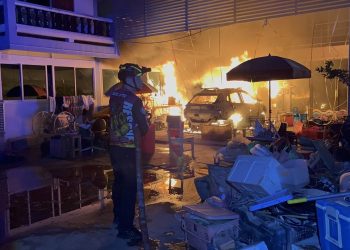 ผีซ้ำด้ำพลอย! บ้านจมบาดาลไม่ทันฟื้น รถเก๋งไฟฟ้าระเบิดไฟลุกวอดต่อหน้าต่อตา