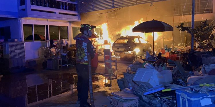 ผีซ้ำด้ำพลอย! บ้านจมบาดาลไม่ทันฟื้น รถเก๋งไฟฟ้าระเบิดไฟลุกวอดต่อหน้าต่อตา 12 ผีซ้ำด้ำพลอย! บ้านจมบาดาลไม่ทันฟื้น รถเก๋งไฟฟ้าระเบิดไฟลุกวอดต่อหน้าต่อตา