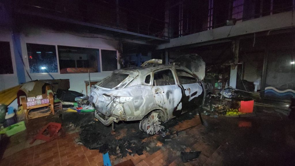 ผีซ้ำด้ำพลอย! บ้านจมบาดาลไม่ทันฟื้น รถเก๋งไฟฟ้าระเบิดไฟลุกวอดต่อหน้าต่อตา 13 Talknews Online