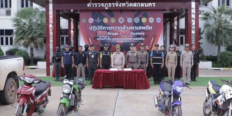 สกลนคร เป้าหมายกวาดล้าง 39 จุด ยึดยาบ้ากว่า 3 แสนเม็ด ยึดทรัพย์ 5 ล้าน 12 สกลนคร เป้าหมายกวาดล้าง 39 จุด ยึดยาบ้ากว่า 3 แสนเม็ด ยึดทรัพย์ 5 ล้าน