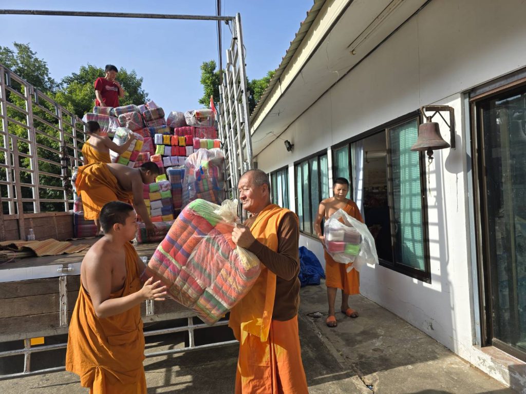 คณะสงฆ์จังหวัดมหาสารคาม รวมพลังนำสิ่งของจำเป็นเครื่องใช้ในชีวิตประจำวันให้ความช่วยเหลือประชาชนที่อำเภอบ้านกรวดจังหวัดบุรีรัมย์ 13 Talknews Online