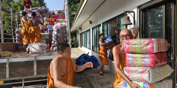 คณะสงฆ์จังหวัดมหาสารคาม รวมพลังนำสิ่งของจำเป็นเครื่องใช้ในชีวิตประจำวันให้ความช่วยเหลือประชาชนที่อำเภอบ้านกรวดจังหวัดบุรีรัมย์