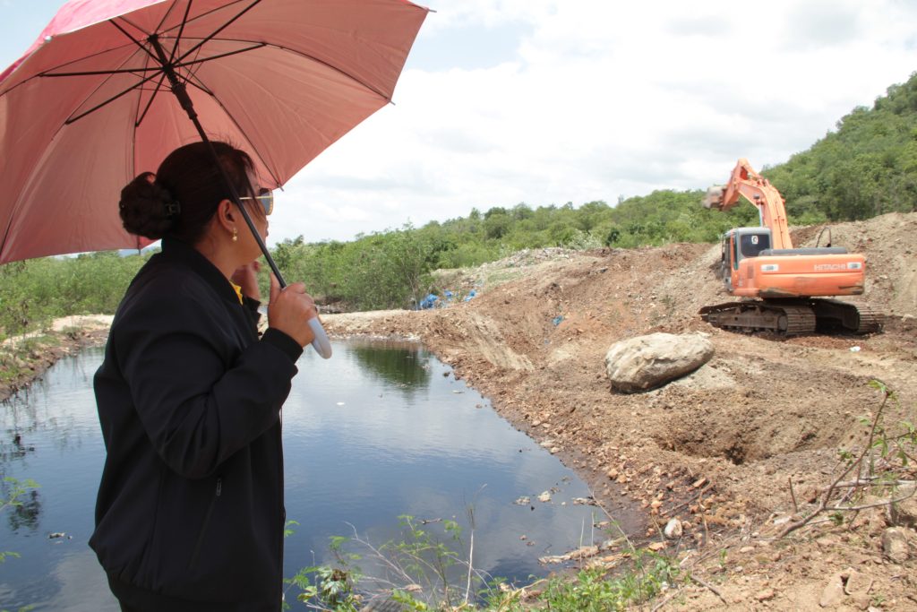 กาญจนบุรี – ปัญหาขยะบ้านเขาทองแก่งเสี้ยนมันจบยากจริงๆ!! ตัวแทนชาวบ้านรวมตัวยื่นหนังสือคัดค้านระงับการเปิดประมูลขยะบ้านเขาทอง ส่วนนายก อบต.แก่งเสี้ยน เร่งดำเนินการเร่งปรับบ่อบำบัดน้ำเสียจากขยะบ้านเขาทอง 13 Talknews Online