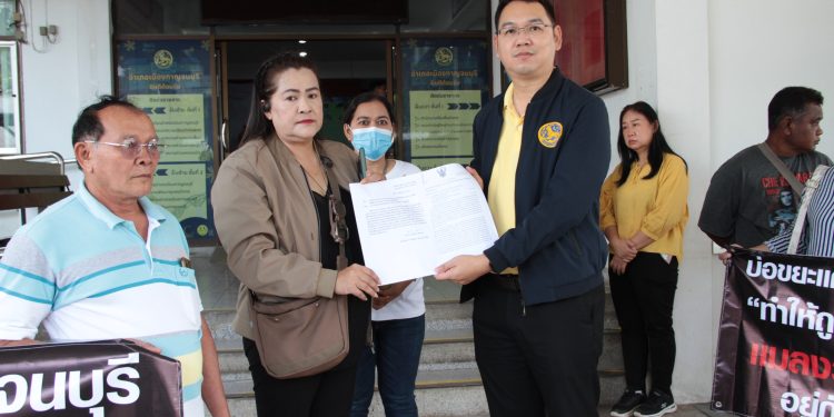 กาญจนบุรี – ปัญหาขยะบ้านเขาทองแก่งเสี้ยนมันจบยากจริงๆ!! ตัวแทนชาวบ้านรวมตัวยื่นหนังสือคัดค้านระงับการเปิดประมูลขยะบ้านเขาทอง ส่วนนายก อบต.แก่งเสี้ยน เร่งดำเนินการเร่งปรับบ่อบำบัดน้ำเสียจากขยะบ้านเขาทอง 12 กาญจนบุรี – ปัญหาขยะบ้านเขาทองแก่งเสี้ยนมันจบยากจริงๆ!! ตัวแทนชาวบ้านรวมตัวยื่นหนังสือคัดค้านระงับการเปิดประมูลขยะบ้านเขาทอง ส่วนนายก อบต.แก่งเสี้ยน เร่งดำเนินการเร่งปรับบ่อบำบัดน้ำเสียจากขยะบ้านเขาทอง