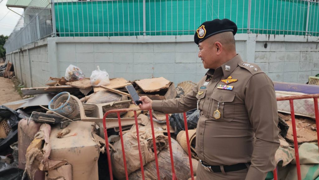 ระทึก! รถแม็คโครเก็บขยะน้ำท่วมพบลูกระเบิดปืน ค. กลางเมืองน่าน 13 Talknews Online