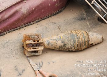 ระทึก! รถแม็คโครเก็บขยะน้ำท่วมพบลูกระเบิดปืน ค. กลางเมืองน่าน