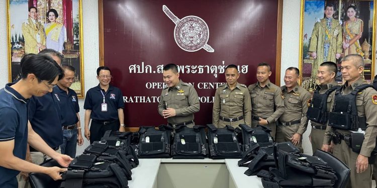 บ.ไนน์ตี้ไนน์นู้ดเดิล จำกัด มอบเสื้อเกราะกันกระสุน ให้ สภ.พระธาตุช่อแฮ ใช้ในการปฏิบัติหน้าที่ ดูแลชีวิตและทรัพย์สินของพี่น้องประชาชน