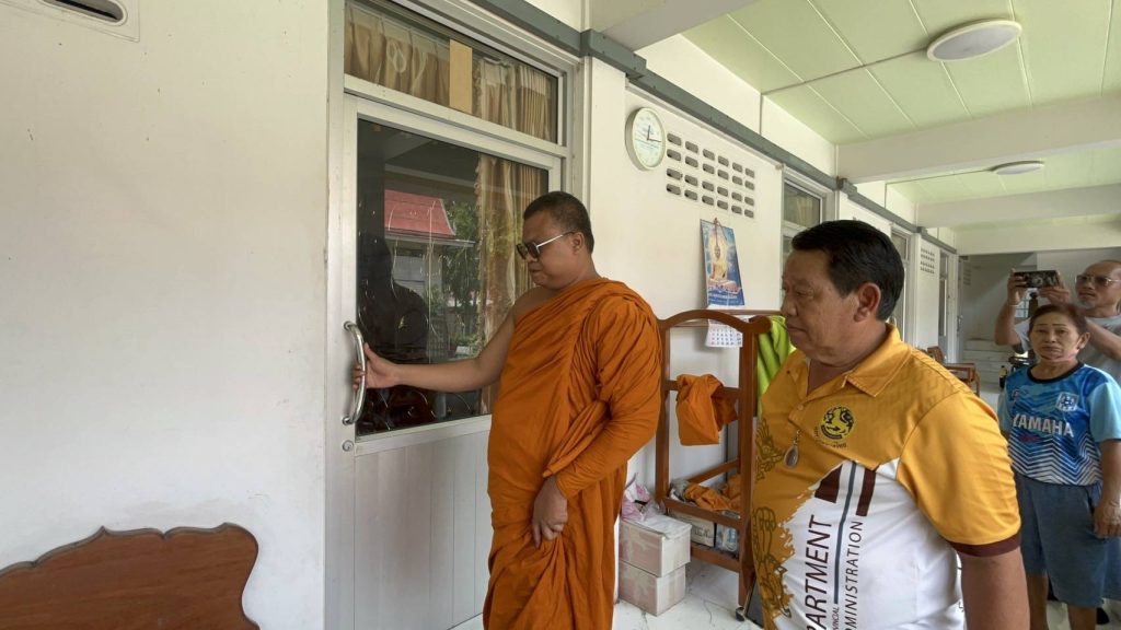 ปทุมธานี เจ้าอาวาสวัดประชุมราษฎร์เผ่นหนีเช้ามืดหลังคณะสงฆ์ปทุมธานีสั่งปลดฐานยักยอกเงินวัด28ล้าน 14 Talknews Online