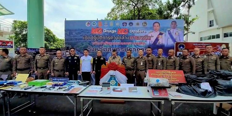 ตำรวจภูธรจังหวัดสมุทรปราการ แถลงผลการระดมกวาดล้างยาเสพติด " No Drugs No Dealers" ผนึกกำลังชุมชนปลอดยาเสพติด ได้ของกลางยาบ้ากว่า 1 แสนเม็ด ยึดทรัพย์ของกลางกว่า 12 ล้านบาท 12 ตำรวจภูธรจังหวัดสมุทรปราการ แถลงผลการระดมกวาดล้างยาเสพติด ” No Drugs No Dealers” ผนึกกำลังชุมชนปลอดยาเสพติด ได้ของกลางยาบ้ากว่า 1 แสนเม็ด ยึดทรัพย์ของกลางกว่า 12 ล้านบาท