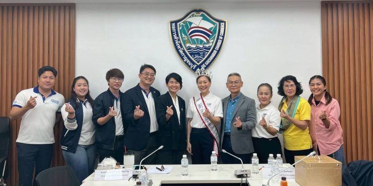 กาญจนบุรี - หอการค้าจังหวัดกาญจนบุรี ประชุมคณะกรรมการประจำเดือนกรกฎาคม 2568 เพื่อพบปะและร่วมหารือแนวทางการพัฒนาและส่งเสริมเศรษฐกิจจังหวัดกาญจนบุรีวันนี้ 1 ส.ค.68 ที่ห้อง 12 กาญจนบุรี – หอการค้าจังหวัดกาญจนบุรี ประชุมคณะกรรมการประจำเดือนกรกฎาคม 2568 เพื่อพบปะและร่วมหารือแนวทางการพัฒนาและส่งเสริมเศรษฐกิจจังหวัดกาญจนบุรีวันนี้ 1 ส.ค.68 ที่ห้อง