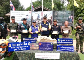 กกล.สุรศักดิ์มนตรี โดย ร้อย.ฉก.ทพ.2110 ฉก.ทพ.21 บูรณาการร่วมกับหน่วยงานความมั่นคงในพื้นที่ “Seal Stop Safe” ตามนโยบายรัฐบาล รวบ 3 หนุ่มสาว ไทย-ลาว ขบวนการค้ายาเสพติดข้ามชาติ พร้อมยาบ้า 193,000 เม็ด ลักลอบนำเข้าจากประเทศเพื่อนบ้าน