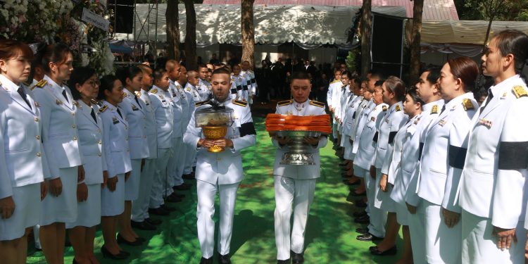 พระบาทสมเด็จพระเจ้าอยู่หัว ทรงพระกรุณาโปรดเกล้าฯ พระราชทานพระบรมราชานุเคราะห์ในการพระราชทานเพลิงศพ จ.ส.อ.ธีระยุทธ สีจุ้ยจ้าย ซึ่งเสียชีวิตจากการปฏิบัติหน้าที่รักษาชายแดนไทย–กัมพูชา 12 พระบาทสมเด็จพระเจ้าอยู่หัว ทรงพระกรุณาโปรดเกล้าฯ พระราชทานพระบรมราชานุเคราะห์ในการพระราชทานเพลิงศพ จ.ส.อ.ธีระยุทธ สีจุ้ยจ้าย ซึ่งเสียชีวิตจากการปฏิบัติหน้าที่รักษาชายแดนไทย–กัมพูชา