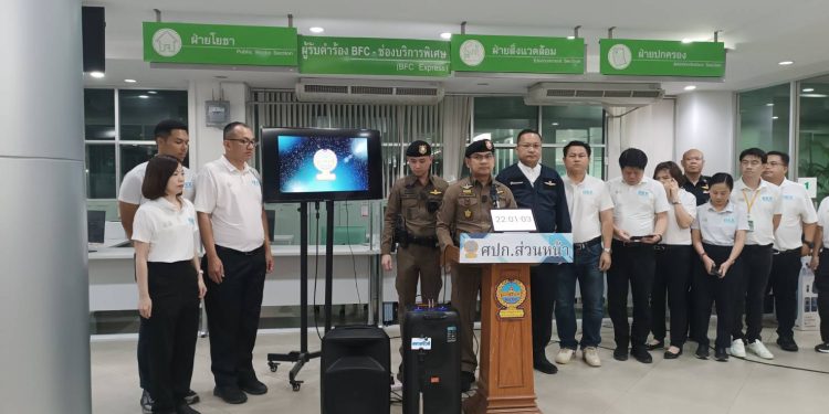 บช.น. แถลงสถานการณ์การชุมนุม "กลุ่มรวมพลังแผ่นดิน" จับกุมผู้ต้องหา 106 ราย คดีพกอาวุธมีด-ยาเสพติด-หลบหนีเข้าเมือง เป็นลมแดด 4 ราย 12 บช.น. แถลงสถานการณ์การชุมนุม “กลุ่มรวมพลังแผ่นดิน” จับกุมผู้ต้องหา 106 ราย คดีพกอาวุธมีด-ยาเสพติด-หลบหนีเข้าเมือง เป็นลมแดด 4 ราย