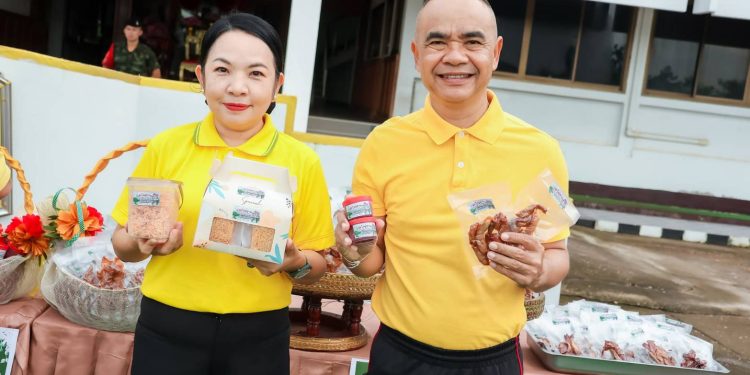 ทหารชายแดนอิ่มใจ! มทบ.210 ส่งมอบ "เนื้อแดดเดียวทอด-แจ่วบอง" เสริมขวัญกำลังพล 12 ทหารชายแดนอิ่มใจ! มทบ.210 ส่งมอบ “เนื้อแดดเดียวทอด-แจ่วบอง” เสริมขวัญกำลังพล