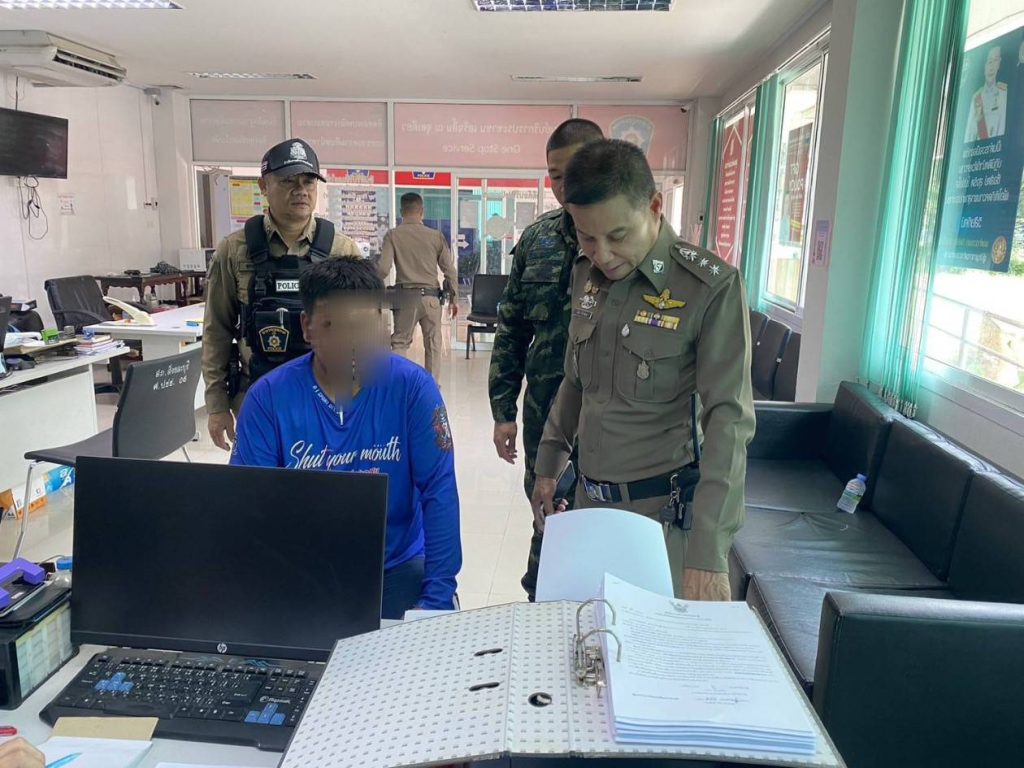 กาญจนบุรี – เหนื่อยน่าเห็นใจทั้ง 2 ฝ่าย เจ้าหน้าที่ต้องทำหน้าที่ ในยุคสถานการณ์เวลานี้ทุกคนต้องด้นรนสู้เพื่อเลี้ยงปากท้อง เลี้ยงครอบครัว 13 Talknews Online