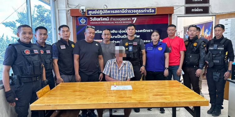 กาญจนบุรี – จับรายวันไม่มีหมดจริงๆ จับได้ทุกวัน!! ระดมกำลังกวาดล้างกลุ่มผู้ค้า-เสพ ในชุมชน 2 วัน จับผู้ต้องหา 21 ราย ของกลางมีทั้งยาบ้า-ไอซ์-เฮโรอีน 1 ใน 21 สมัครใจเข้าบำบัด ส่วนสองผัวเมียจ่อโดนเพิกถอนบัตร เหตุเป็นชาวพม่า ได้บัตรประจำตัวคนซึ่งไม่มีสัญชาติไทย 12 กาญจนบุรี – จับรายวันไม่มีหมดจริงๆ จับได้ทุกวัน!! ระดมกำลังกวาดล้างกลุ่มผู้ค้า-เสพ ในชุมชน 2 วัน จับผู้ต้องหา 21 ราย ของกลางมีทั้งยาบ้า-ไอซ์-เฮโรอีน 1 ใน 21 สมัครใจเข้าบำบัด ส่วนสองผัวเมียจ่อโดนเพิกถอนบัตร เหตุเป็นชาวพม่า ได้บัตรประจำตัวคนซึ่งไม่มีสัญชาติไทย