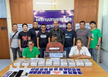 พังงา-ตำรวจพังงาทลายเครือข่ายค้ายาเสพติด รวบ 3 ผู้ต้องหา พร้อมยาบ้าเกือบแสนเม็ด บนถนนสายพังงา-ภูเก็ต