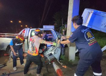 น่าน – หนุ่มวัย 38 ปี ขับกระบะเสียหลักชนเสาไฟฟ้าแรงสูง ติดภายในรถ