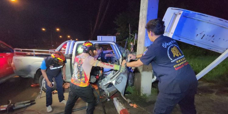 น่าน – หนุ่มวัย 38 ปี ขับกระบะเสียหลักชนเสาไฟฟ้าแรงสูง ติดภายในรถ 12 น่าน – หนุ่มวัย 38 ปี ขับกระบะเสียหลักชนเสาไฟฟ้าแรงสูง ติดภายในรถ