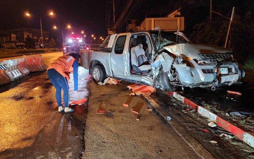 น่าน – หนุ่มวัย 38 ปี ขับกระบะเสียหลักชนเสาไฟฟ้าแรงสูง ติดภายในรถ 13 Talknews Online