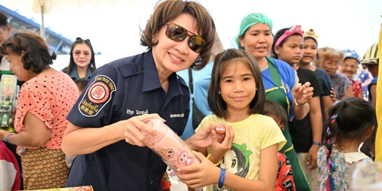 มูลนิธิป่อเต็กตึ๊ง ส่งต่อธารน้ำใจผู้มีจิตศรัทธา มอบสิ่งของเครื่องใช้จำเป็น ให้แก่ผู้อพยพจากสถานการณ์ชายแดนไทย-กัมพูชา ณ ศูนย์พักพิงชั่วคราวในพื้นที่จังหวัดบุรีรัมย์ สุรินทร์ และศรีสะเกษ รวมมูลค่า 1.5 ล้านบาท 12 มูลนิธิป่อเต็กตึ๊ง ส่งต่อธารน้ำใจผู้มีจิตศรัทธา มอบสิ่งของเครื่องใช้จำเป็น ให้แก่ผู้อพยพจากสถานการณ์ชายแดนไทย-กัมพูชา ณ ศูนย์พักพิงชั่วคราวในพื้นที่จังหวัดบุรีรัมย์ สุรินทร์ และศรีสะเกษ รวมมูลค่า 1.5 ล้านบาท