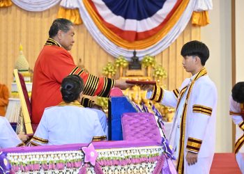 องคมนตรี เป็นผู้แทนพระองค์ ไปมอบปริญญาบัตรแก่ผู้สำเร็จการศึกษาจากสถาบันการอาชีวศึกษา ประจำปีการศึกษา 2567