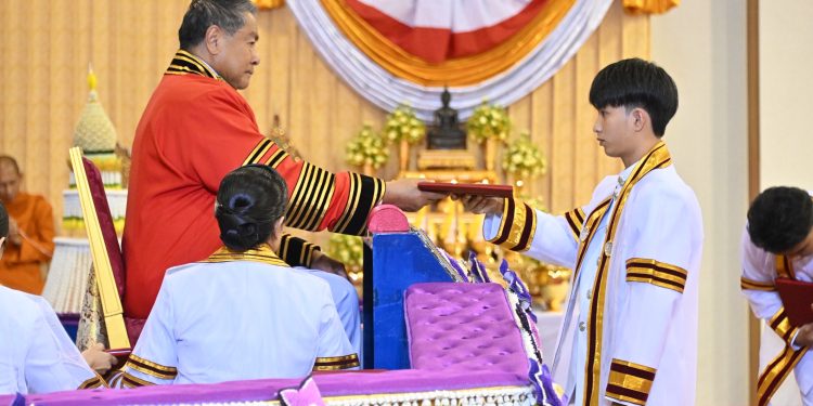 องคมนตรี เป็นผู้แทนพระองค์ ไปมอบปริญญาบัตรแก่ผู้สำเร็จการศึกษาจากสถาบันการอาชีวศึกษา ประจำปีการศึกษา 2567 12 องคมนตรี เป็นผู้แทนพระองค์ ไปมอบปริญญาบัตรแก่ผู้สำเร็จการศึกษาจากสถาบันการอาชีวศึกษา ประจำปีการศึกษา 2567