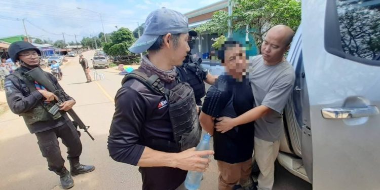 หนุ่มชนเผ่าคลั่งรักกลายเป็นโศกนาฏกรรม! ผัวเก่าใช้อาวุธปืนยิงอดีตแม่ยายดับ พ่อตาบาดเจ็บ อดีตเมียถูกพานท้ายปืนตบหน้า 12 หนุ่มชนเผ่าคลั่งรักกลายเป็นโศกนาฏกรรม! ผัวเก่าใช้อาวุธปืนยิงอดีตแม่ยายดับ พ่อตาบาดเจ็บ อดีตเมียถูกพานท้ายปืนตบหน้า