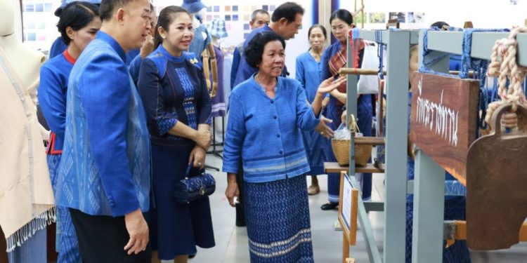 สกลนคร จัดเวทีแลกเปลี่ยนเรียนรู้ผลิตภัณฑ์ผ้า ดอนกอยโมเดล น้อมสำนึกในพระกรุณาธิคุณ 12 สกลนคร จัดเวทีแลกเปลี่ยนเรียนรู้ผลิตภัณฑ์ผ้า ดอนกอยโมเดล น้อมสำนึกในพระกรุณาธิคุณ