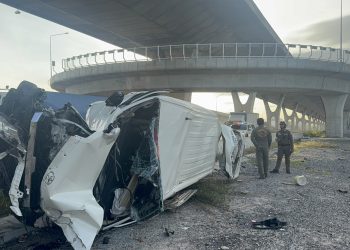 สะพานกลับรถปราบเซี่ยน รถตู้รับส่งคนงานชนขอบราวสะพานพุ่งตกด้านล่างคนขับบาดเจ็บสาหัส