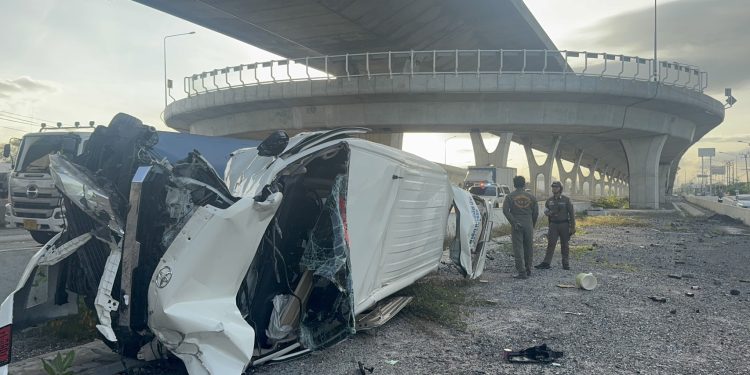 สะพานกลับรถปราบเซี่ยน รถตู้รับส่งคนงานชนขอบราวสะพานพุ่งตกด้านล่างคนขับบาดเจ็บสาหัส 12 สะพานกลับรถปราบเซี่ยน รถตู้รับส่งคนงานชนขอบราวสะพานพุ่งตกด้านล่างคนขับบาดเจ็บสาหัส