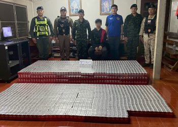 กาญจนบุรี – จับรายวันรวบบุหรี่เถื่อนคาด่านน้ำเกริ๊ก! … ทหาร ฉก.ลาดหญ้า กกล.สุรสีห์ สกัดจับหนุ่มขนบุหรี่เถื่อนแน่นท้ายกระบะ มูลค่าเปรียบเทียบปรับเกือบ 10 ล้านบาท