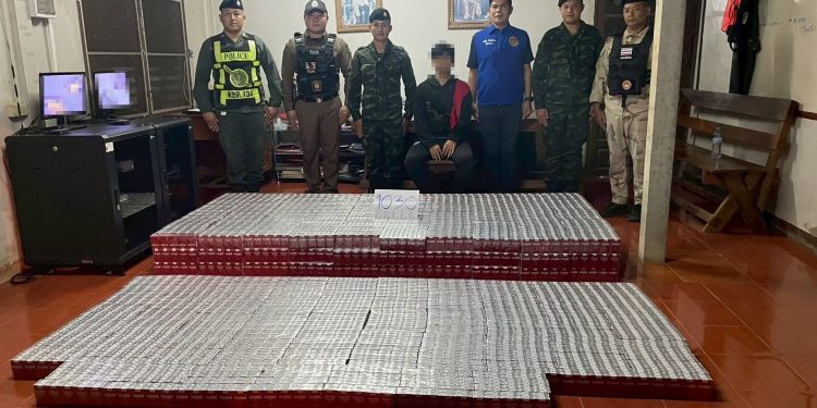 กาญจนบุรี – จับรายวันรวบบุหรี่เถื่อนคาด่านน้ำเกริ๊ก! … ทหาร ฉก.ลาดหญ้า กกล.สุรสีห์ สกัดจับหนุ่มขนบุหรี่เถื่อนแน่นท้ายกระบะ มูลค่าเปรียบเทียบปรับเกือบ 10 ล้านบาท 12 กาญจนบุรี – จับรายวันรวบบุหรี่เถื่อนคาด่านน้ำเกริ๊ก! … ทหาร ฉก.ลาดหญ้า กกล.สุรสีห์ สกัดจับหนุ่มขนบุหรี่เถื่อนแน่นท้ายกระบะ มูลค่าเปรียบเทียบปรับเกือบ 10 ล้านบาท