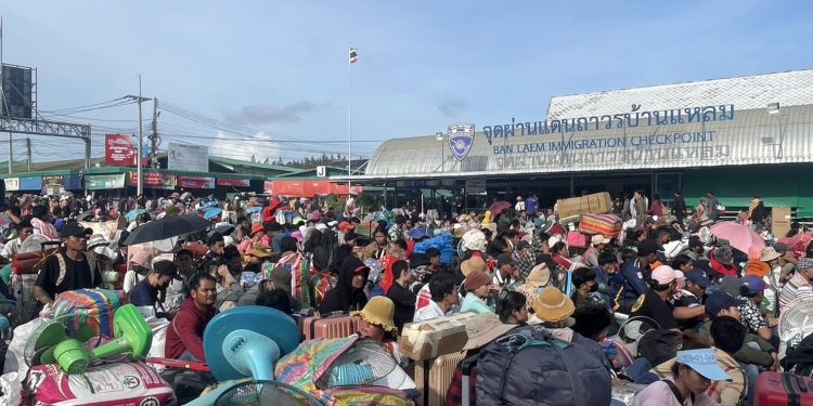 จันทบุรี//แรงงานกัมพูชากลับประเทศล้นด่านอีกครั้ง หลังฮุนเซ็นประกาศระงับสิทธิหลายอย่างถ้าไม่กลับประเทศ/ 12 จันทบุรี//แรงงานกัมพูชากลับประเทศล้นด่านอีกครั้ง หลังฮุนเซ็นประกาศระงับสิทธิหลายอย่างถ้าไม่กลับประเทศ/