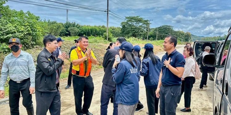 ปปท.เขต 5 ร่วมกับหน่วยงานฯ "ลงพื้นที่" กำกับ ติดตาม ตรวจสอบ และประเมินผลโครงการขนาดใหญ่ “โครงการก่อสร้างทางหลวงหมายเลข 103 สาย อ.ร้องกวาง - อ.งาว ตอน บ.วังดิน - บ.แม่ตีบหลวง ตอน 1 จังหวัดแพร่ งบ 600 ล้านบาท 12 ปปท.เขต 5 ร่วมกับหน่วยงานฯ “ลงพื้นที่” กำกับ ติดตาม ตรวจสอบ และประเมินผลโครงการขนาดใหญ่ “โครงการก่อสร้างทางหลวงหมายเลข 103 สาย อ.ร้องกวาง – อ.งาว ตอน บ.วังดิน – บ.แม่ตีบหลวง ตอน 1 จังหวัดแพร่ งบ 600 ล้านบาท