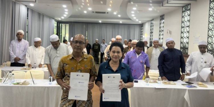 กระชับพลัง…คุณกัญษภรณ์ กิจรุ่งจามรเลิศ บ.เคแอลเอ็ม มหาชัย เพาเวอร์ จำกัด ร่วมมือ ท่านด็อกเตอร์ อับดุล ฮาฟิช หิเล ประธานเครือข่ายโรงเรียนเอกชนสอนศาสนาอิสลาม 3จังหวัดชายแดนภาคใต้ นำสถานีบริการน้ำมัน MINI SUPER ลงให้บริการพี่น้องชายแดนใต้ 12 กระชับพลัง…คุณกัญษภรณ์ กิจรุ่งจามรเลิศ บ.เคแอลเอ็ม มหาชัย เพาเวอร์ จำกัด ร่วมมือ ท่านด็อกเตอร์ อับดุล ฮาฟิช หิเล ประธานเครือข่ายโรงเรียนเอกชนสอนศาสนาอิสลาม 3จังหวัดชายแดนภาคใต้ นำสถานีบริการน้ำมัน MINI SUPER ลงให้บริการพี่น้องชายแดนใต้