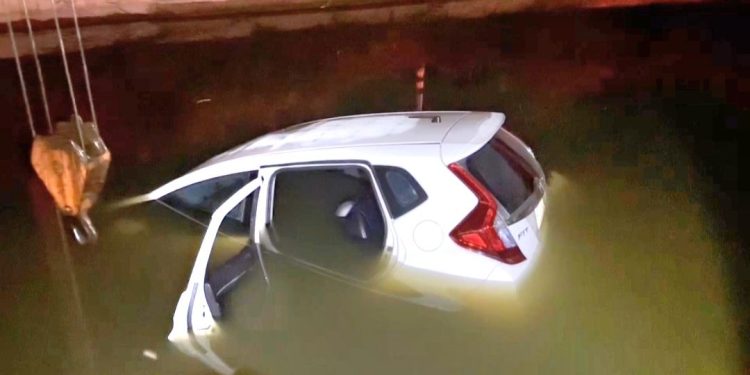 หนุ่มวัย 27 ถูกสาวลวงมารับ ก่อนถูก ไล่ยิงหนีตุย 20 กิโลเมตรจนรถตกคลอง 12 หนุ่มวัย 27 ถูกสาวลวงมารับ ก่อนถูก ไล่ยิงหนีตุย 20 กิโลเมตรจนรถตกคลอง