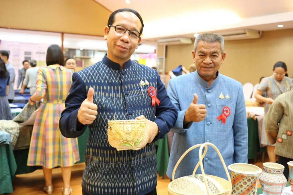 สกลนคร ประกวดผ้าลายพระราชทาน “ผ้าลายสิริราชพัสตราภรณ์” และงานหัตถกรรม 13 Talknews Online