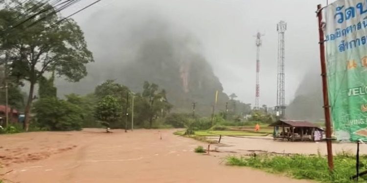 แม่ฮ่องสอ ฝนตกหนักน้ำป่าเริ่มไหลเอ่อขึ้นท่วมในหลายพื้นที่ของจังหวัดแม่ฮ่องสอน