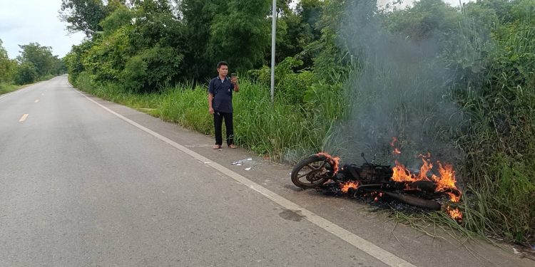 ปราจีนบุรี ไฟไหม้รถจักรยานยนต์ปริศนาเจ้าของล่องหน