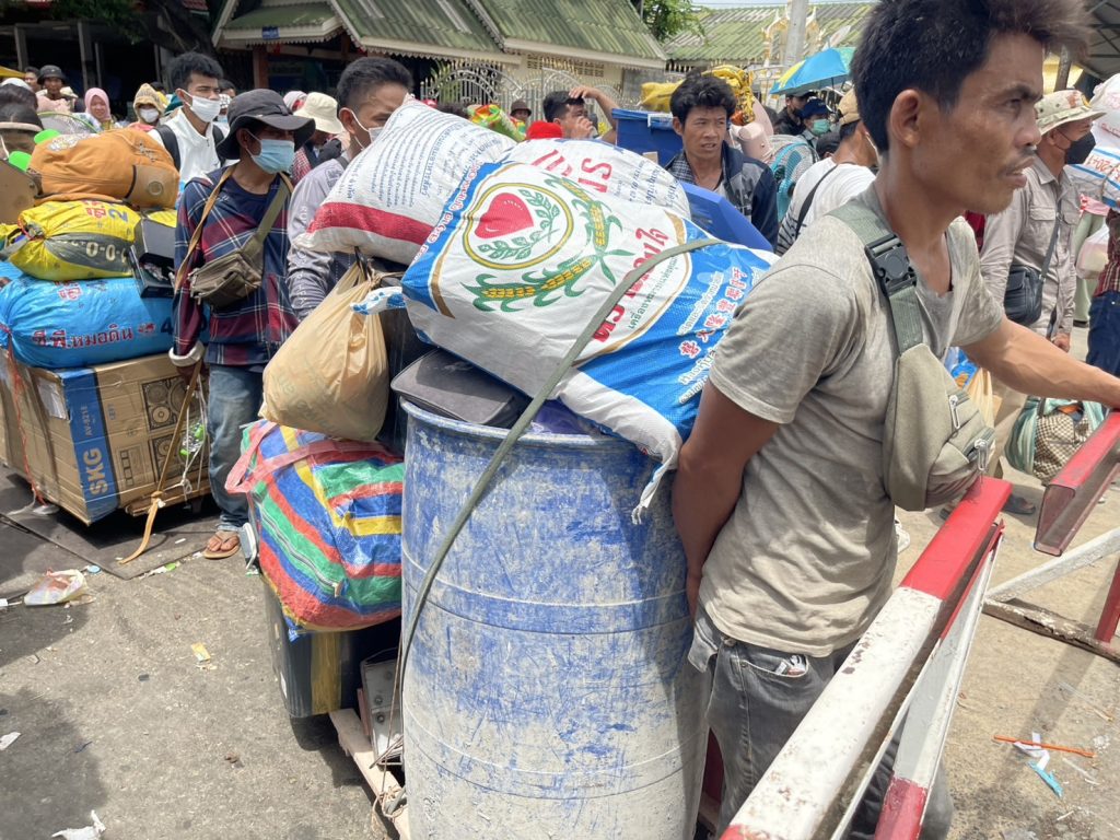 จันทบุรี ชายแดนจันทบุรีแรงงานกัมพูชากลับประเทศเพิ่มขึ้น ล้นหน้าด่านทั้ง2ฝั่ง 13 Talknews Online