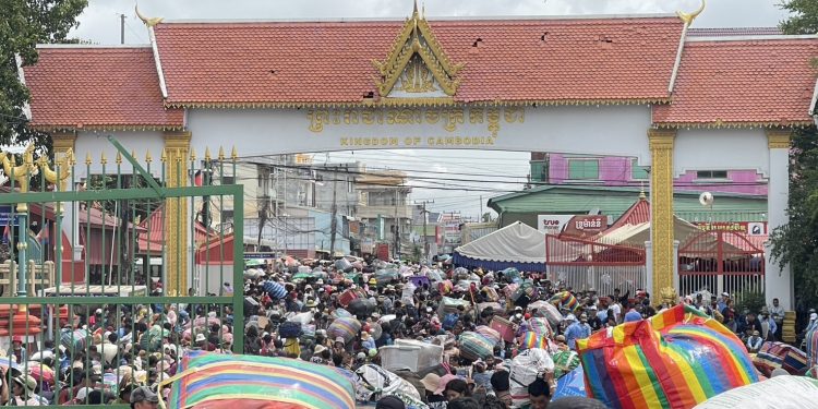 จันทบุรี ชายแดนจันทบุรีแรงงานกัมพูชากลับประเทศเพิ่มขึ้น ล้นหน้าด่านทั้ง2ฝั่ง 12 จันทบุรี ชายแดนจันทบุรีแรงงานกัมพูชากลับประเทศเพิ่มขึ้น ล้นหน้าด่านทั้ง2ฝั่ง