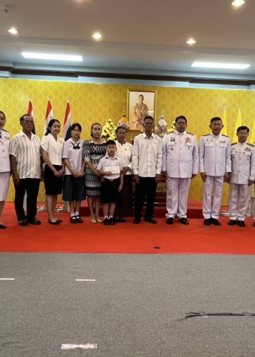 พระบาทสมเด็จพระเจ้าอยู่หัว ทรงพระกรุณาโปรดเกล้าฯ พระราชทานเงินช่วยเหลือครอบครัว จ.ส.อ.ธีรยุทธ์ สีจุ้ยจ้าย ทหารกล้าผู้เสียสละจากเหตุปะทะชายแดนไทย - กัมพูชา 14 พระบาทสมเด็จพระเจ้าอยู่หัว ทรงพระกรุณาโปรดเกล้าฯ พระราชทานเงินช่วยเหลือครอบครัว จ.ส.อ.ธีรยุทธ์ สีจุ้ยจ้าย ทหารกล้าผู้เสียสละจากเหตุปะทะชายแดนไทย – กัมพูชา