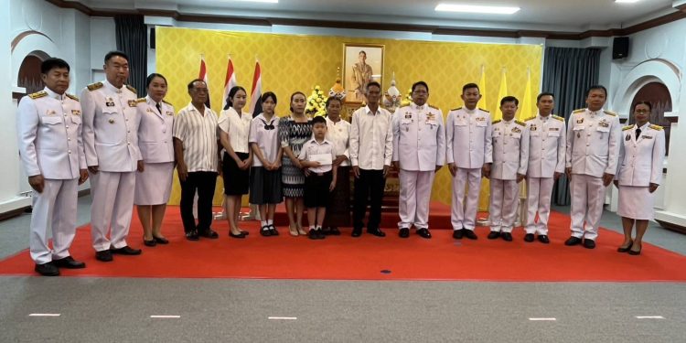 พระบาทสมเด็จพระเจ้าอยู่หัว ทรงพระกรุณาโปรดเกล้าฯ พระราชทานเงินช่วยเหลือครอบครัว จ.ส.อ.ธีรยุทธ์ สีจุ้ยจ้าย ทหารกล้าผู้เสียสละจากเหตุปะทะชายแดนไทย - กัมพูชา 12 พระบาทสมเด็จพระเจ้าอยู่หัว ทรงพระกรุณาโปรดเกล้าฯ พระราชทานเงินช่วยเหลือครอบครัว จ.ส.อ.ธีรยุทธ์ สีจุ้ยจ้าย ทหารกล้าผู้เสียสละจากเหตุปะทะชายแดนไทย – กัมพูชา