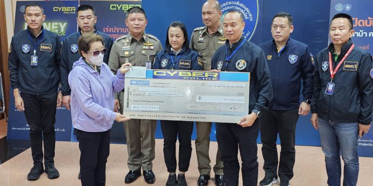 รวบเครือข่ายอ้างเป็นหลานเพื่อนสนิท ตีซี้ชวนลงทุนหลอกโอนรัวๆ กว่า 12 ล้าน อายัดทันเกือบ 5 แสน นำคืนผู้เสียหาย 12 รวบเครือข่ายอ้างเป็นหลานเพื่อนสนิท ตีซี้ชวนลงทุนหลอกโอนรัวๆ กว่า 12 ล้าน อายัดทันเกือบ 5 แสน นำคืนผู้เสียหาย