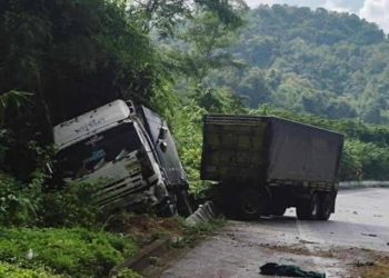 อีกแล้ว !!! รถบรรทุกเสียหลักลงข้างทาง ก่อนถึงบ้านเขาพลึง ต.ห้วยไร่ฯ คนขับและผู้โดยสารบาดเจ็บ สมาคมกู้ภัยเด่นชัยร่วมบุญ นำส่งรพ.