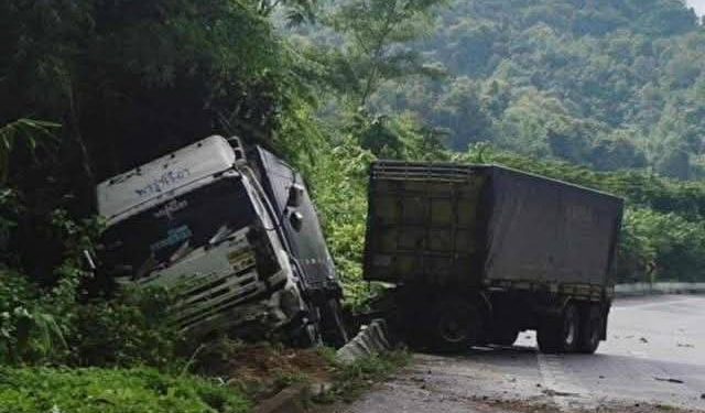 อีกแล้ว !!! รถบรรทุกเสียหลักลงข้างทาง ก่อนถึงบ้านเขาพลึง ต.ห้วยไร่ฯ คนขับและผู้โดยสารบาดเจ็บ สมาคมกู้ภัยเด่นชัยร่วมบุญ นำส่งรพ. 12 อีกแล้ว !!! รถบรรทุกเสียหลักลงข้างทาง ก่อนถึงบ้านเขาพลึง ต.ห้วยไร่ฯ คนขับและผู้โดยสารบาดเจ็บ สมาคมกู้ภัยเด่นชัยร่วมบุญ นำส่งรพ.