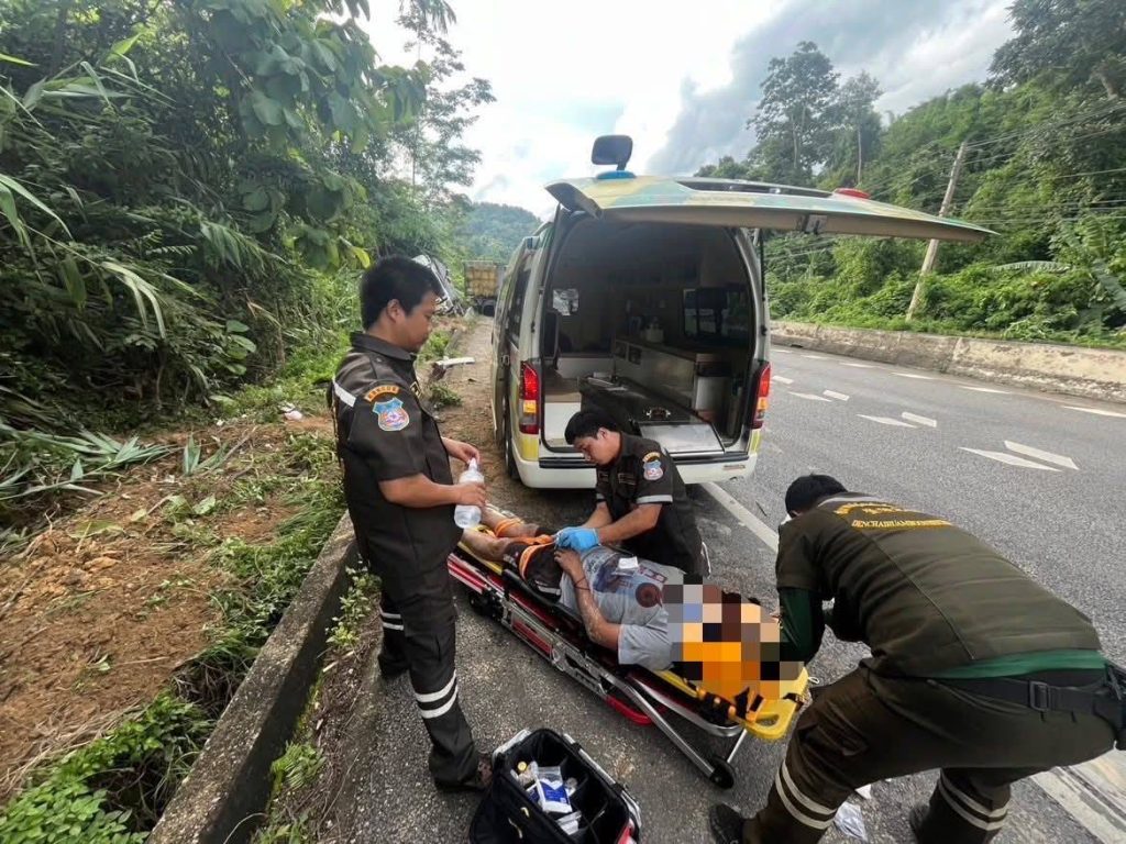 อีกแล้ว !!! รถบรรทุกเสียหลักลงข้างทาง ก่อนถึงบ้านเขาพลึง ต.ห้วยไร่ฯ คนขับและผู้โดยสารบาดเจ็บ สมาคมกู้ภัยเด่นชัยร่วมบุญ นำส่งรพ. 13 Talknews Online