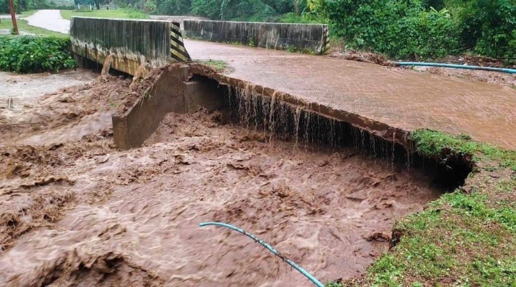 น้ำเริ่มเอ่อรอบสะพานซูตองเป้ต้องเฝ้าระวัง จุดอื่นระดมแก้ไขแล้ว 13 Talknews Online